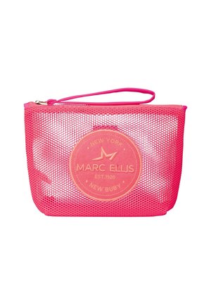 Pochette en mesh rose avec fermeture éclair, bracelet et écusson logo rond indiquant "Marc Ellis New York Est. 1920 New Buby" sur le devant.