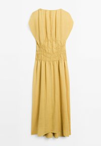 Gelbes, ärmelloses Kleid aus leichtem Stoff mit gerafftem Taillenbund und fließendem Rock. Glatte Textur und einfaches Design.