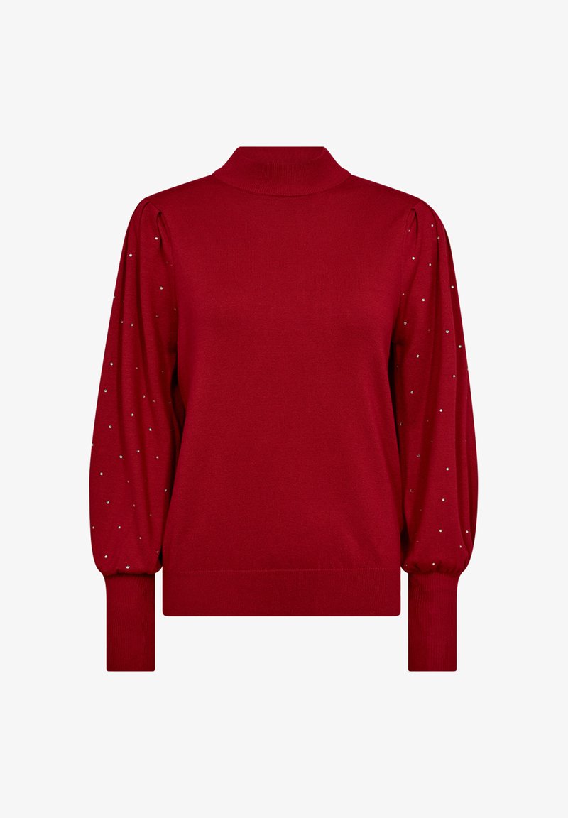 Röd pullovertröja med hög krage, figursydd kropp och puffade ärmar prydda med små silverstift för extra detalj.