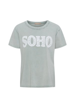 Lysegrå t-shirt med korte ærmer med hvide bogstaver i blonder, der staver "SOHO" foran og rund halsudskæring.