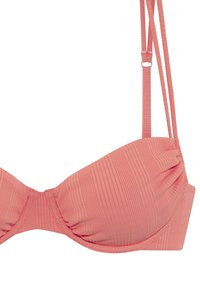 Rosa gerippter Bikini-Oberteil mit Bügel, verstellbaren Trägern und gerafften Details an den Cups. Glatte Textur und minimalistisches Design.