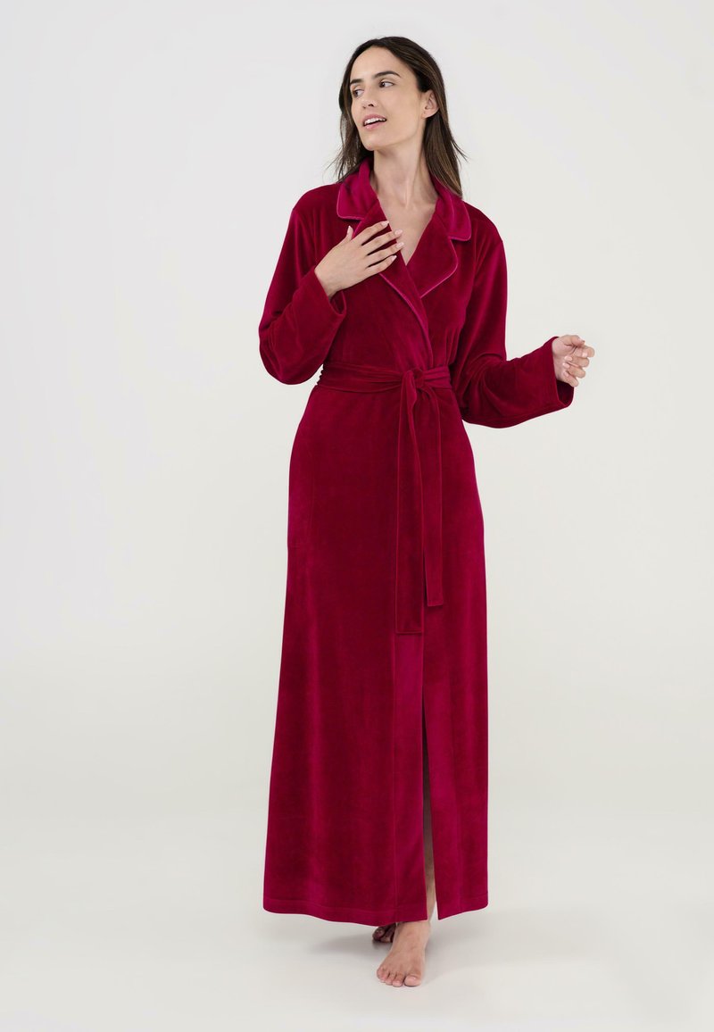Bata de terciopelo carmesí con mangas largas, cuello de chal, cinturón y una abertura en el frente. Textura suave y diseño hasta el suelo.