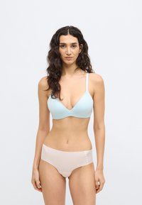 Ανοιχτό μπλε ριμπ σουτιέν με λεπτές τιράντες και V-λαιμόκοψη, συνδυασμένο με απαλό ροζ εσώρουχο μέσης. Και τα δύο κομμάτια έχουν λεία υφή.