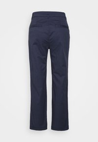 Navyblauwe katoenen broek met een rechte snit, voorzien van twee achterzakken en een strak ontwerp van de tailleband. Soepele textuur, geen versieringen.