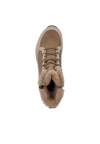 Botín beige hasta el tobillo con parte superior de ante, forro de piel de oveja y suela texturizada. Presenta ojetes de metal y cierre de cordones con cordones decorativos de cuerda.