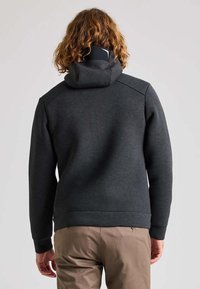 Donkergrijze hoodie met een zachte textuur, voorzien van een hoge kraag en een capuchon met trekkoord. Verstevigde schoudernaden en geribbelde manchetten.
