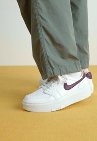Jordan AIR JORDAN 1 ELEVATE - Tossud - white/bordeaux/white onyx