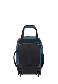 Rullande ryggsäck i mörk teal och svart, med ett slätt tyg, förstärkt botten, dubbla hjul, övre handtag och sidoficka.