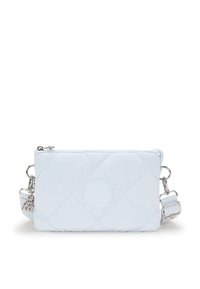 Borsa in tessuto trapuntato blu chiaro con logo circolare, hardware argentato, chiusura a zip e tracolla removibile. Presenta un dettaglio a ciondolo.