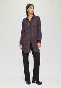 QS LEICHT TRANSPARENTE GLANZEFFEKTEN - Hemdbluse - aubergine