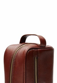 Leren toilettas in diepbruin met een handvat aan de bovenkant. Heeft een gestructureerd oppervlak en twee gouden ritsaccenten voor een veilige sluiting.