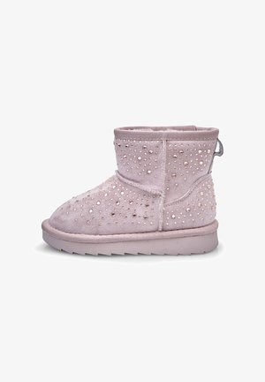 Botine roz pal din suede moale, cu talpă plată, decorate cu mici studuri reflectorizante, prezentate din lateral pe un fundal alb.