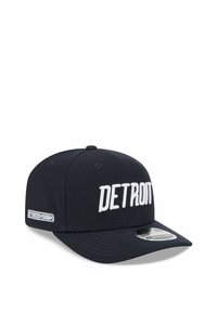 Casquette de baseball marine en tissu, avec l'inscription "DETROIT" brodée en blanc à l'avant et une visière plate. Inclut une petite étiquette sur le côté.