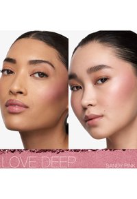 Deux portraits en gros plan de femmes avec une peau lisse et un maquillage blush rose, étiquetés "Love Deep" et "Sandy Pink."