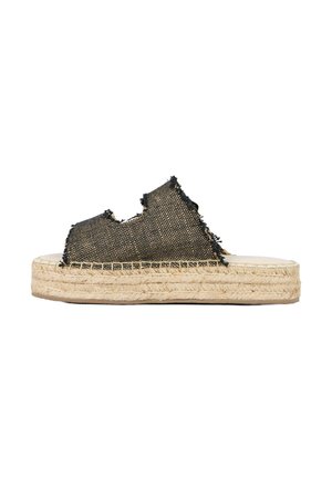 Czarne espadryle na płaskiej podeszwie z postrzępioną tekstylną cholewką, podeszwą owijaną jutą, otwartym noskiem i minimalistycznym kształtem.