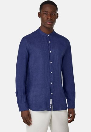 Camicia a maniche lunghe blu navy in lino, con colletto alla mandarina, chiusura frontale con bottoni e una finitura in tessuto testurizzato.