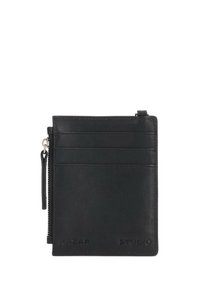 Černá kožená peněženka s elegantním designem, která disponuje několika sloty na karty, zipovou kapsou a embosovaným detailem loga.