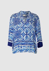Zijden blouse in blauw en wit met ingewikkelde bloemenpatronen, knoopsluiting aan de voorkant, driekwart mouwen en blauwe accenten bij de manchetten.
