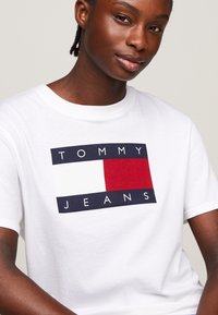 Tommy Jeans FLAG TEE - T-shirt con stampa - ancient white