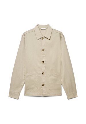 Beige langärmelige Jacke mit Knöpfen, zwei Fronttaschen und umgeklapptem Kragen, flach auf weißem Hintergrund dargestellt.