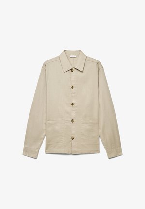 Beige langärmelige Jacke mit Knöpfen, zwei Fronttaschen und umgeklapptem Kragen, flach auf weißem Hintergrund dargestellt.