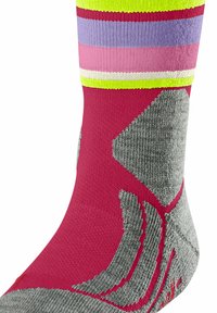 Bunte Socke in Pink, Lila, Grün und Grau mit horizontalen Streifen. Die Textur umfasst gerippte und gemusterte Bereiche.