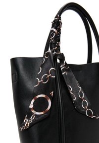 Borsa tote in pelle nera con una sciarpa in seta nera a motivo annodata sul manico. Presenta una texture liscia e un design minimalista.