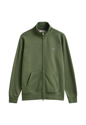 Olijfgroene sweatvest met ritssluiting, opstaande kraag, voorvak in kangoeroestijl, geribbelde boorden en een klein schildembleem op de linkerborst.