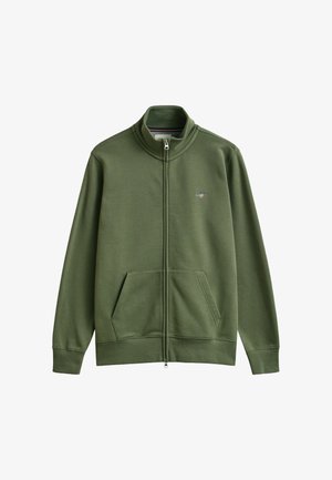 Olijfgroene sweatvest met ritssluiting, opstaande kraag, voorvak in kangoeroestijl, geribbelde boorden en een klein schildembleem op de linkerborst.