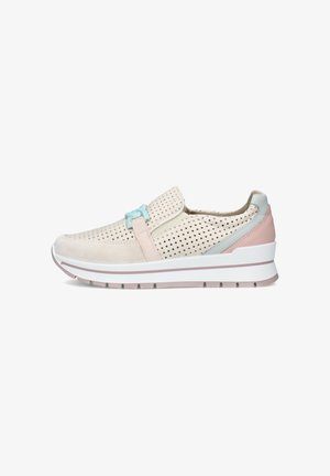 Sneaker beige traforata slip-on con accento azzurro chiaro, toppa rosa sul tallone e suola platform bianca con bordo rosa.
