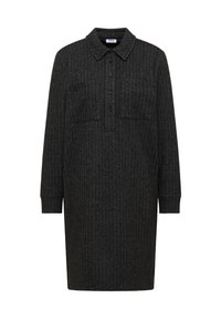 Vestido negro con patrón de espiga, con cuello, tapeta de botones y dos bolsillos en el pecho. Mangas largas con detalle de puño y aberturas laterales.