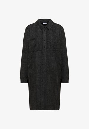 Czarna sukienka w jodełkę z kołnierzykiem, plisą na guziki i dwoma kieszeniami na piersi. Długie rękawy z mankietami i rozcięciami po bokach.