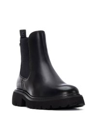 Stivale alla caviglia in pelle nera con pannelli elastici sui lati, suola in gomma spessa, punta arrotondata e linguetta sul retro per facilitare l'indosso.