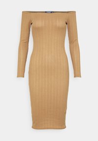 Sukienka typu off-the-shoulder, żebrowana w beżowym kolorze. Długie rękawy, dopasowany krój, długość do kolan, o gładkiej fakturze i minimalnych szwach.