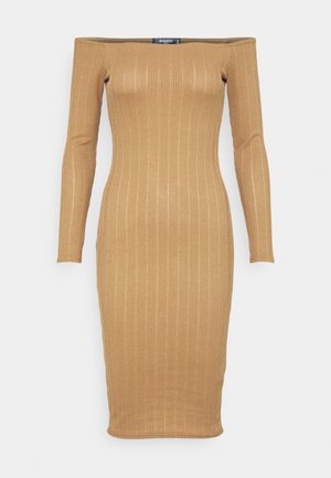Abito a spalle scoperte, in maglia a costine di colore beige. Maniche lunghe, silhouette aderente, lunghezza al ginocchio, con una texture liscia e cuciture minime.