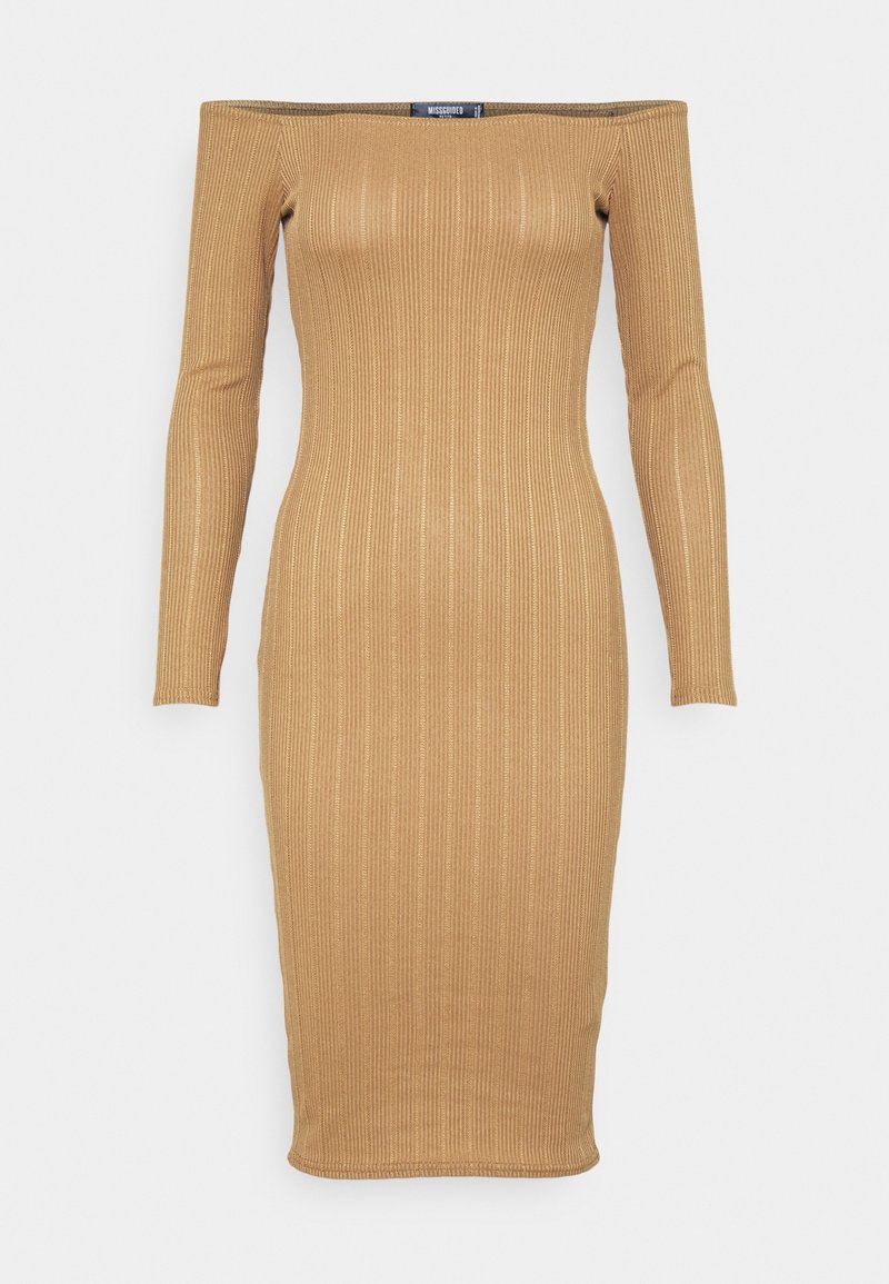 Sukienka typu off-the-shoulder, żebrowana w beżowym kolorze. Długie rękawy, dopasowany krój, długość do kolan, o gładkiej fakturze i minimalnych szwach.