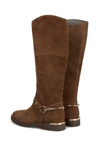 Stivali alti fino al ginocchio in suede marrone con suola piatta, caratterizzati da un dettaglio in metallo con fibbia e cinturino, texture liscia e punta rotonda.