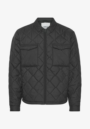 Fekete steppelt dzseki cipzárral elöl, két mellzsebbel és galléros nyakkivágással. Sima anyag, nylonszerű textúrával.