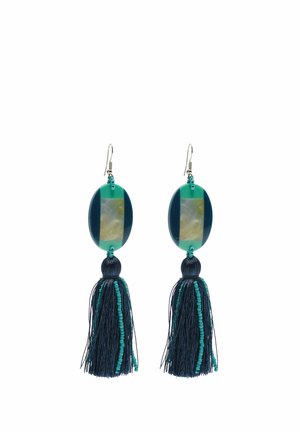 Paire de boucles d’oreilles pendantes avec dessus ovales en résine bleu, vert et beige, chacune ornée d'un pompon bleu marine accentué de perles turquoise.