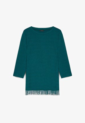 Turkusowy sweter na drutach z rękawami o długości 3/4, z frędzlami na końcu i teksturowanym wzorem małych otworów w całej tkaninie.