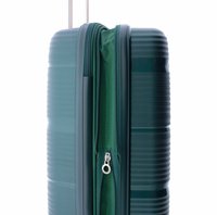 Maleta rígida en verde oscuro con ranuras verticales. Cuenta con un cierre de tela verde y un tirador de cremallera circular, diseño minimalista.