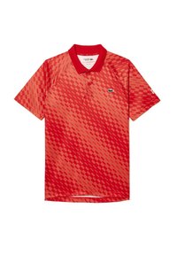 Červená polo tričko Lacoste s krátkým rukávem, geometrickým vzorem, pevným červeným límcem a zeleným krokodýlem na levé hrudi.