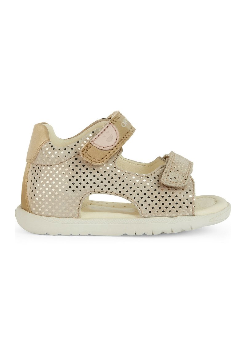 Sandali beige in pelle perforata, con due cinturini in Velcro, design aperto, suola testurizzata e accenti di colore chiaro a contrasto.