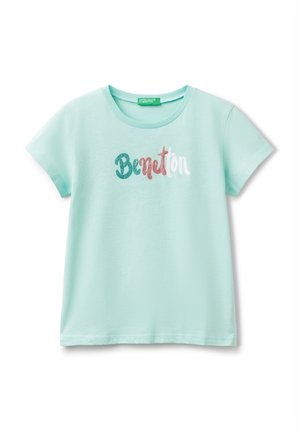 T-shirt verde menta a maniche corte con colletto rotondo e logo testuale "Benetton" in glitter teal, rosa e bianco. Materiale in cotone morbido.