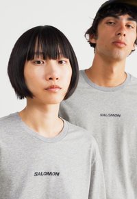 Salomon LOGO TEE UNISEX - T-shirt estampada - heather grey