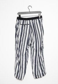 Mörkblå och vita vertikalt randiga byxor med elastisk midja hängande på en svart klädhanger mot en vit bakgrund.