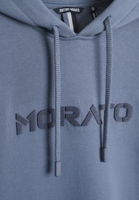 Felpa grigia con logo "MORATO" testurizzato. Presenta cordini regolabili, tessuto morbido e vestibilità rilassata. Progettata con un'estetica semplice e moderna.