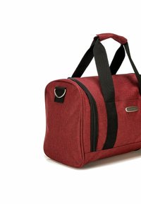 Borsa a duffel rossa in tessuto con manici neri, chiusura a zip e accessori in metallo argentato. Caratterizzata da una superficie strutturata e forma rettangolare.