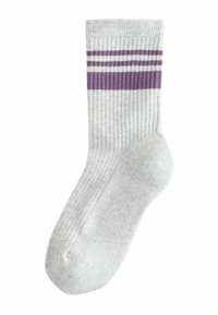 Siva bombažna nogavica z rebrasto teksturo in tremi vodoravnimi vijoličnimi črtami blizu vrha. Mehki in raztegljivi material.