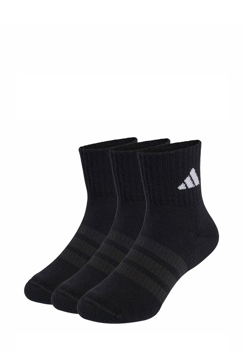 Calcetines deportivos negros con textura acanalada, de longitud hasta el tobillo, que presentan dos franjas horizontales verde oscuro y un logotipo blanco de Adidas. Incluye tres pares.